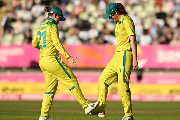 Tahlia McGrath (R) and Australian teammate Jess Jonassen celebrate a wicket during the T20 final. (Dave Hunt/AAP PHOTOS)